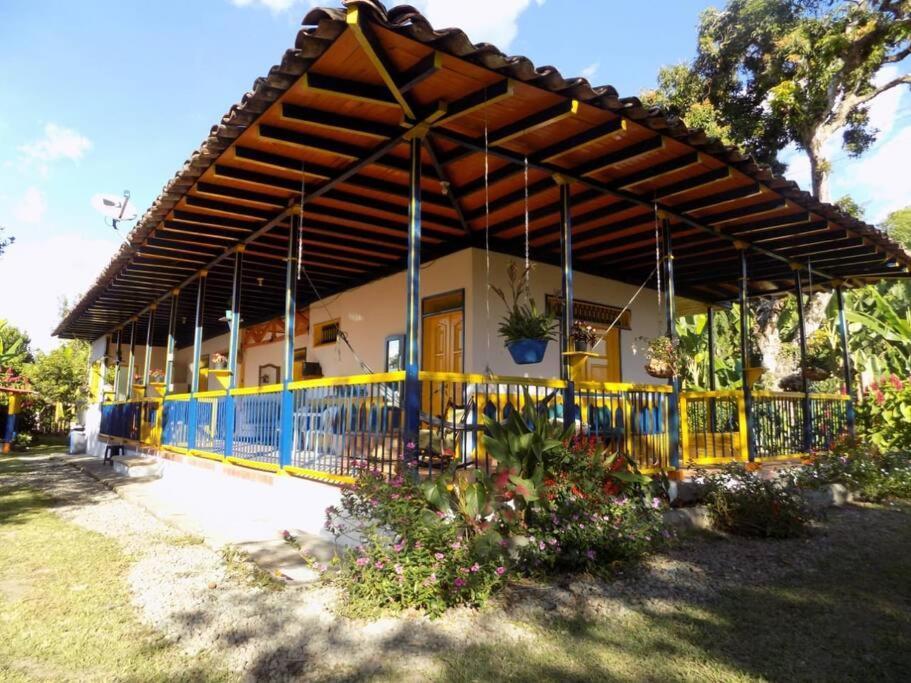 Casa Finca Villa Luz A 800 Mts Del Parque Del Cafe Montenegro Exteriör bild